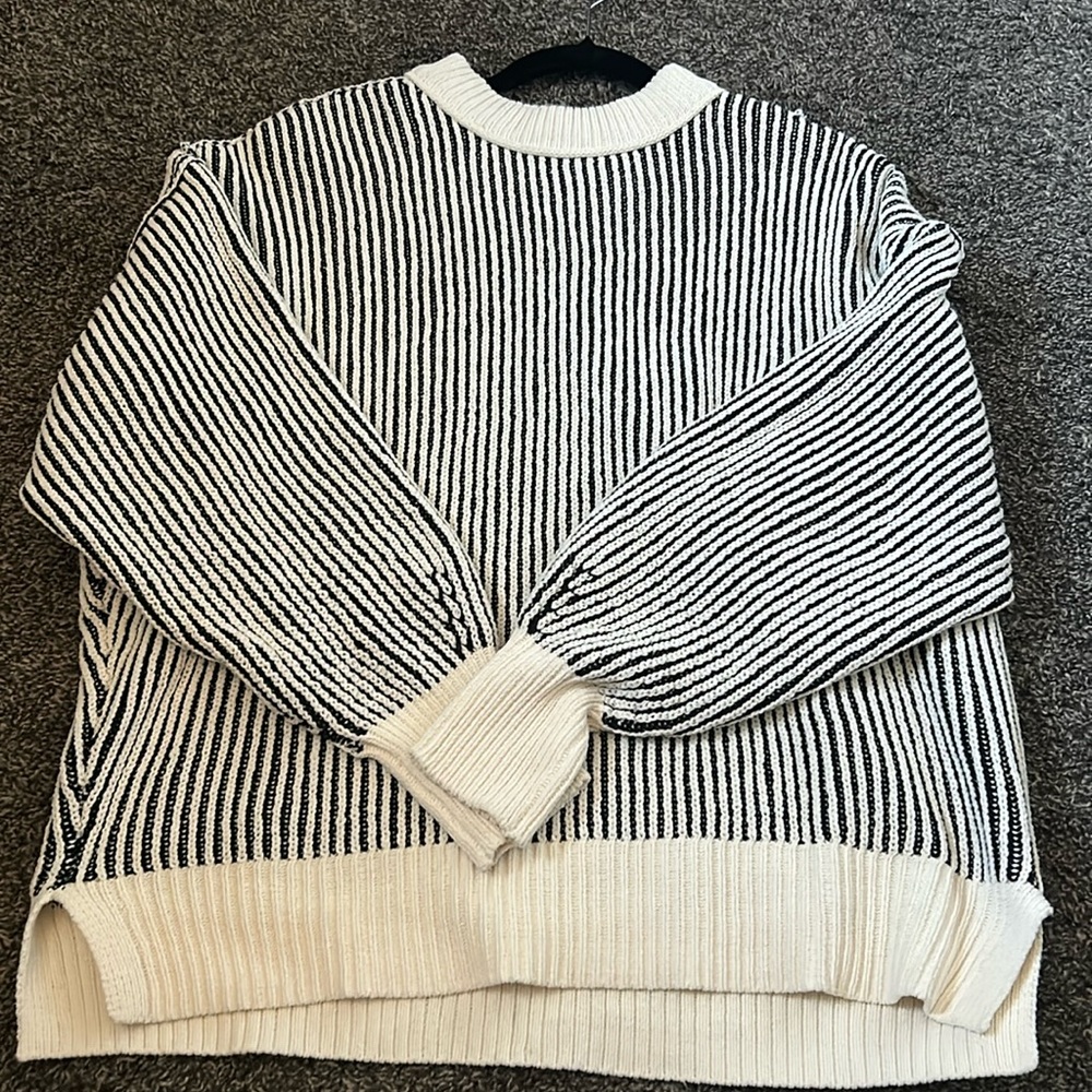Aerie small black and white sweater